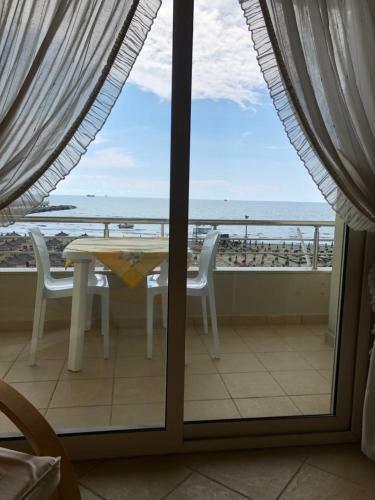 Beach View! Seaside Apartment