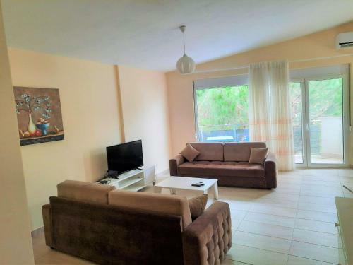 Luna`s Beach Front Apartment, Bay Of Lalzit