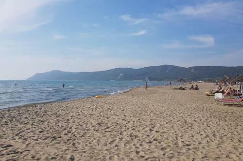 Luna`s Beach Front Apartment, Bay Of Lalzit