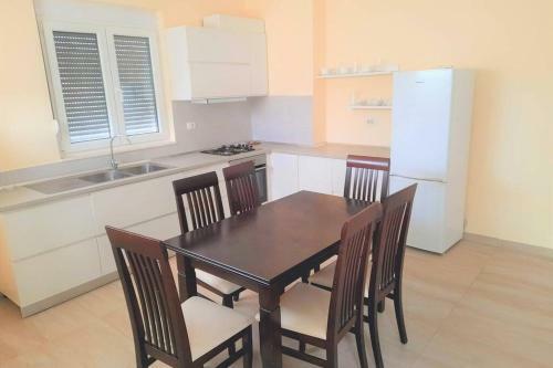 Luna`s Beach Front Apartment, Bay Of Lalzit