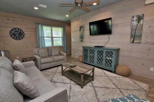 Romeo Beach By Youngs Suncoast