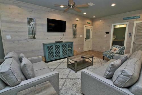 Romeo Beach By Youngs Suncoast