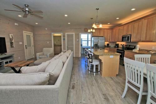 Romeo Beach By Youngs Suncoast