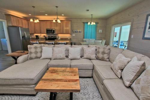 Romeo Beach By Youngs Suncoast