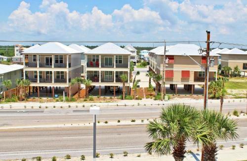 Romeo Beach By Youngs Suncoast