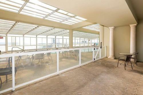 The Colonnades IV