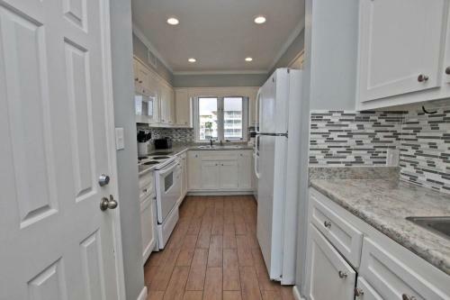 Marilyns Cottage By Youngs Suncoast