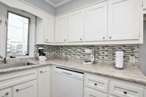 Marilyns Cottage By Youngs Suncoast