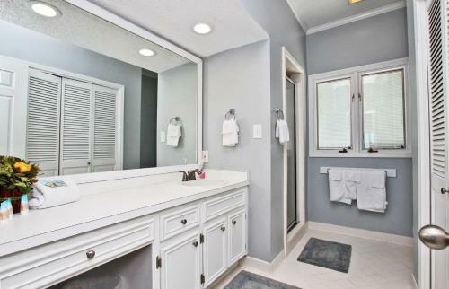 Marilyns Cottage By Youngs Suncoast