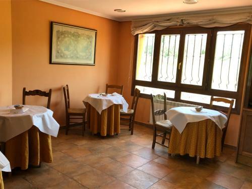 Hostal Hotel Hoster�a De Monz�n