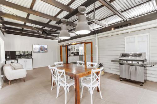 Apartamento Stylish Inner-city Home With Stunning Outdoor Deck