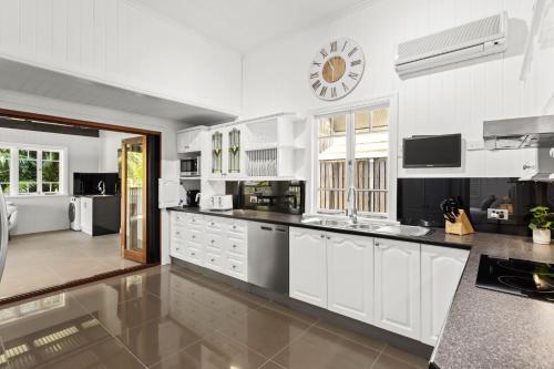 Apartamento Stylish Inner-city Home With Stunning Outdoor Deck