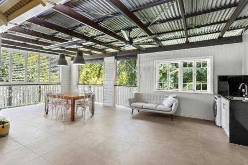 Apartamento Stylish Inner-city Home With Stunning Outdoor Deck