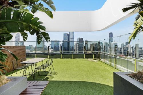 Spacious Apartment In Central Local With Views