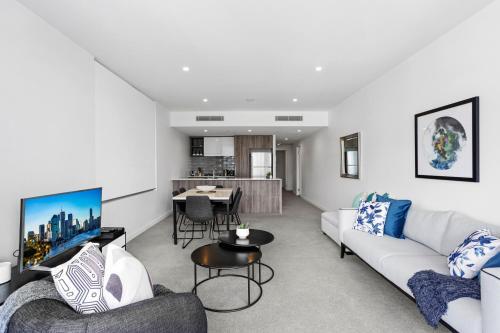 Spacious Apartment In Central Local With Views