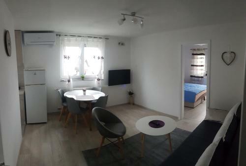 Apartman Kiwi In A Quite Central Area
