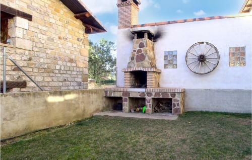 Awesome Apartment In Navaluenga With Wifi And 4 Bedrooms