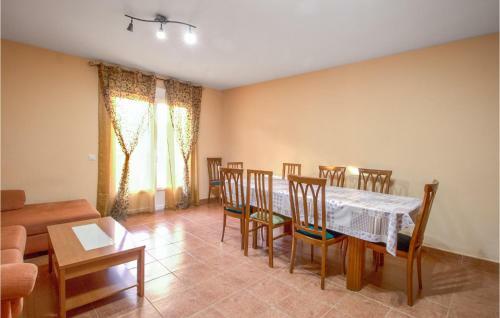 Awesome Apartment In Navaluenga With Wifi And 4 Bedrooms