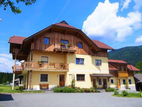 Hostal Ferienwohnungen Themessl