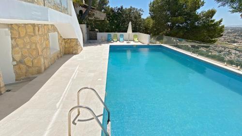Stunning Villa With Private Pool & Mountain Views