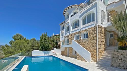 Stunning Villa With Private Pool & Mountain Views