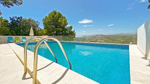 Stunning Villa With Private Pool & Mountain Views