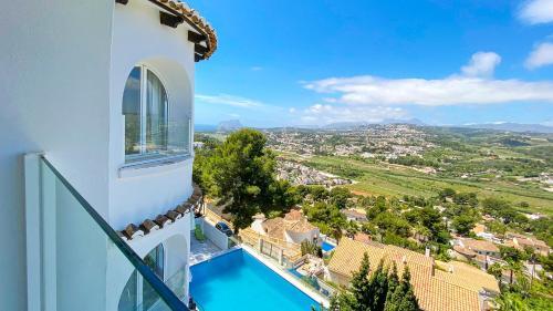 Stunning Villa With Private Pool & Mountain Views