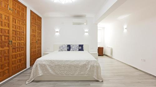 Stunning Villa With Private Pool & Mountain Views