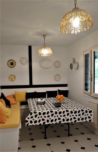 Villa Slow House Y La Caba�a de Miss Slower