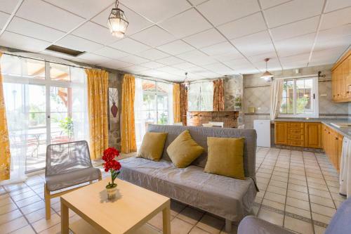 Villa Con Piscina En N�jar