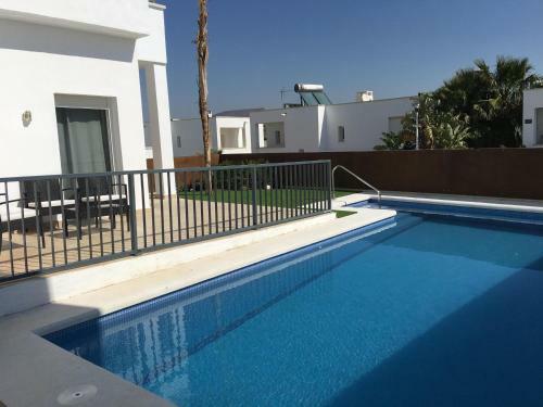 Apartamento Sunny Villa With Garden And Salt Water Pool