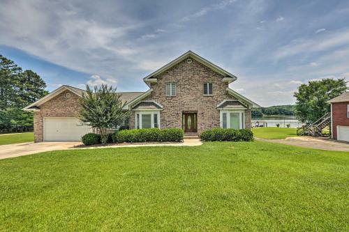Waterfront Riverside Home With Grill And On-site Dock!
