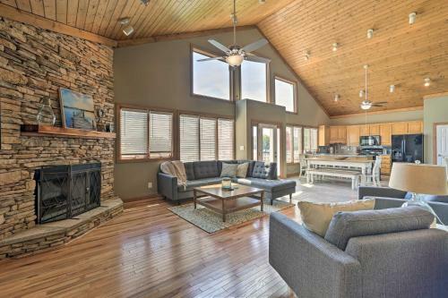 Waterfront Riverside Home With Grill And On-site Dock!