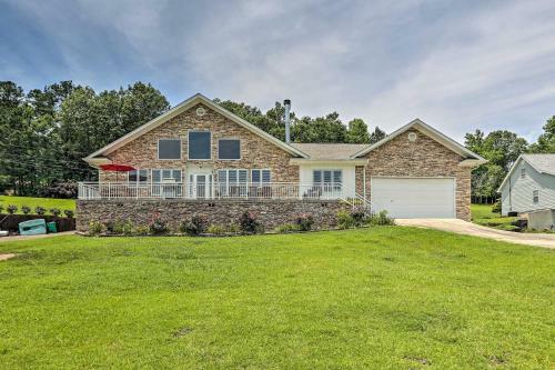 Waterfront Riverside Home With Grill And On-site Dock!