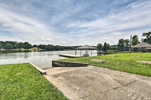 Waterfront Riverside Home With Grill And On-site Dock!