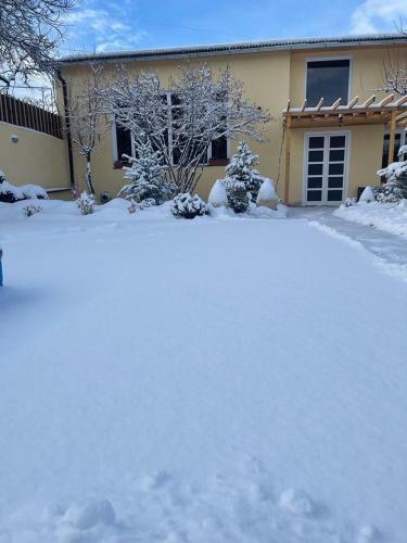 Villa Quattro Armenia - Comfortable Villa With Open Pool