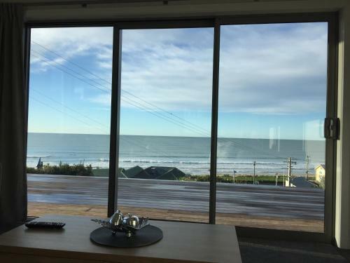 Kaka Point Views Apartment 1
