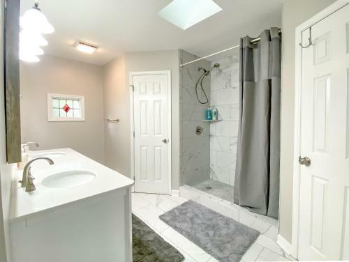 Betty's Bungalow- Mins To Space Center & Downtown!
