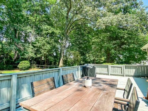 Betty's Bungalow- Mins To Space Center & Downtown!