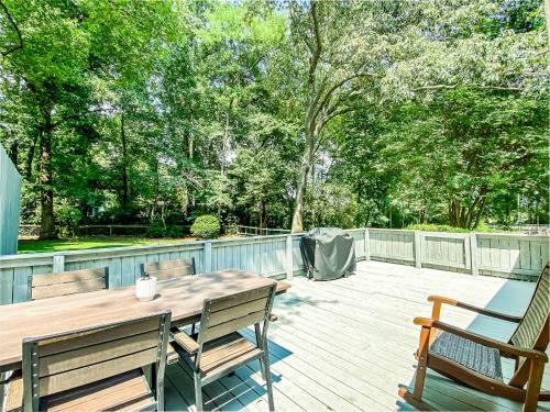 Betty's Bungalow- Mins To Space Center & Downtown!