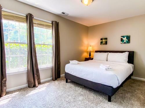 Betty's Bungalow- Mins To Space Center & Downtown!