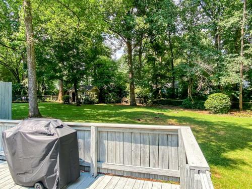 Betty's Bungalow- Mins To Space Center & Downtown!