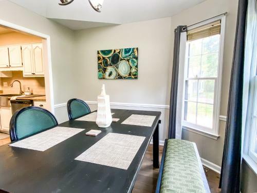 Betty's Bungalow- Mins To Space Center & Downtown!