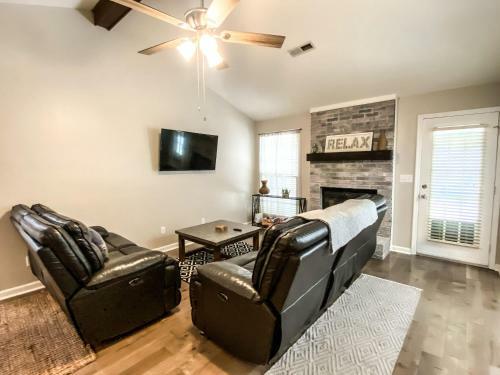 Betty's Bungalow- Mins To Space Center & Downtown!