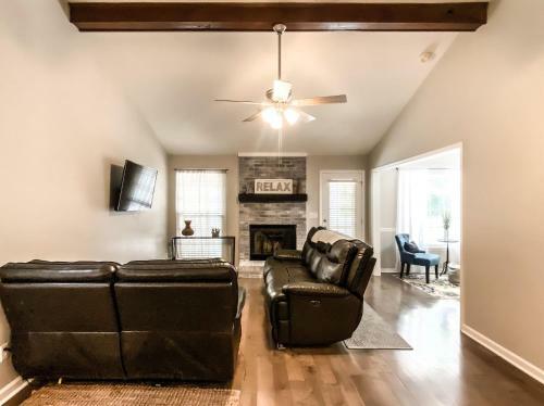Betty's Bungalow- Mins To Space Center & Downtown!