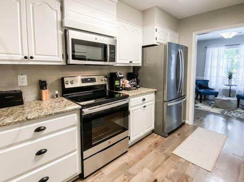 Betty's Bungalow- Mins To Space Center & Downtown!