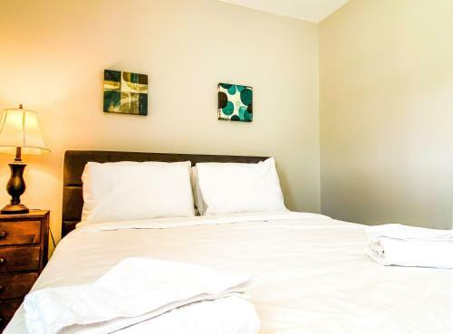 Betty's Bungalow- Mins To Space Center & Downtown!