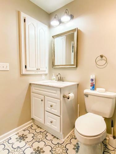 Betty's Bungalow- Mins To Space Center & Downtown!