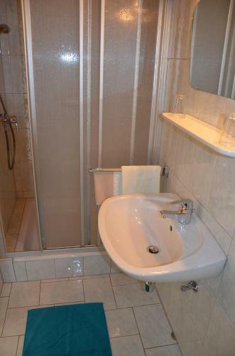 Hostal Pension Tschische