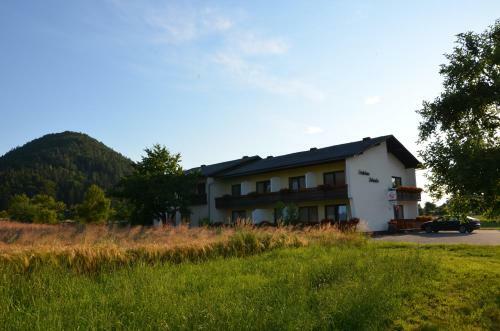 Hostal Pension Tschische